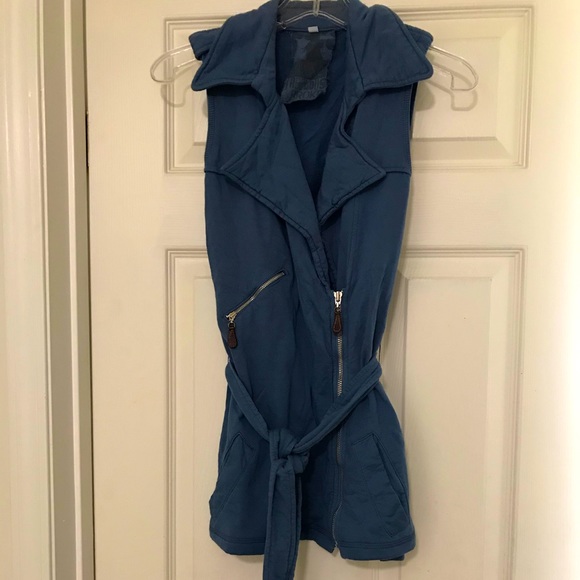 Young fabulous and broke sleeveless top - Picture 2 of 14